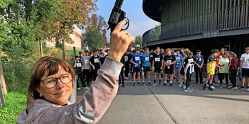 Schulleiterin Marion Müller gibt den Startschuss für die zweite Rundes des Sponsorenlaufes am Thomas Mann Gymnasium